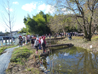 生徒、地域住民と魚の放流会